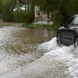 Jako jugo i plima poplavili Jadriju