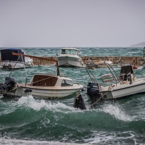 Jugo i visoko more ponovno su poplavile kaštelanske rive