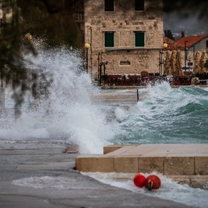 Jugo i visoko more ponovno su poplavile kaštelanske rive