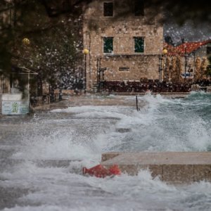 Jugo i visoko more ponovno su poplavile kaštelanske rive