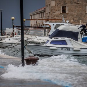 Jugo i visoko more ponovno su poplavile kaštelanske rive