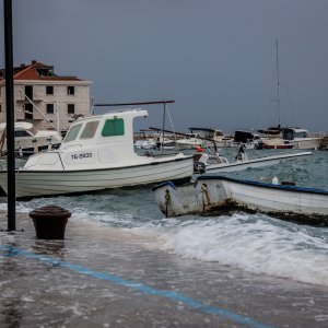 Jugo i visoko more ponovno su poplavile kaštelanske rive