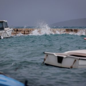 Jugo i visoko more ponovno su poplavile kaštelanske rive