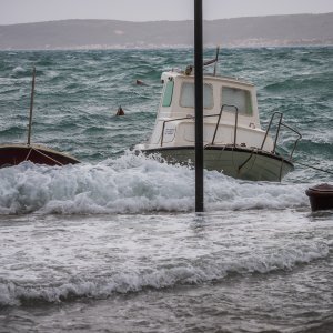 Jugo i visoko more ponovno su poplavile kaštelanske rive