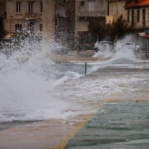 Jugo i visoko more ponovno su poplavile kaštelanske rive