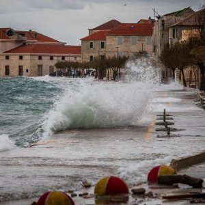 Jugo i visoko more ponovno su poplavile kaštelanske rive