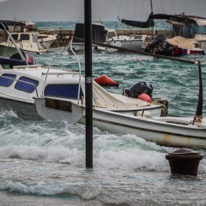 Jugo i visoko more ponovno su poplavile kaštelanske rive