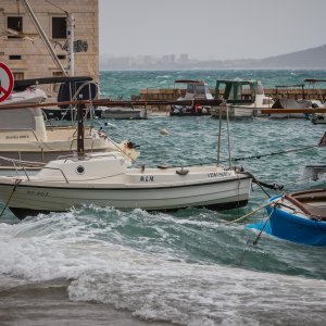 Jugo i visoko more ponovno su poplavile kaštelanske rive