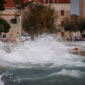 Jugo i visoko more ponovno su poplavile kaštelanske rive