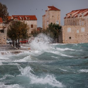 Jugo i visoko more ponovno su poplavile kaštelanske rive