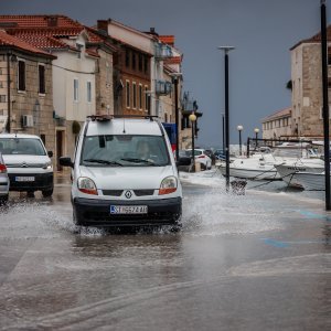 Jugo i visoko more ponovno su poplavile kaštelanske rive