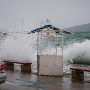 Jugo i visoko more ponovno su poplavile kaštelanske rive