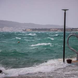 Jugo i visoko more ponovno su poplavile kaštelanske rive