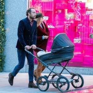 James Middleton i Alizee Thevenet u kupovini