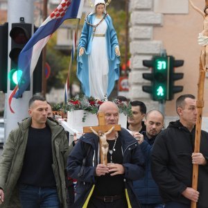 Muškarci mole krunicu svake prve subote u mjesecu