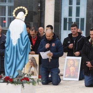 Muškarci mole krunicu svake prve subote u mjesecu