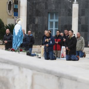 Muškarci mole krunicu svake prve subote u mjesecu