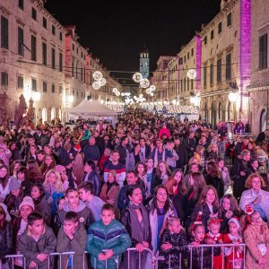 Pogledajte atmosferu na koncertu Prljavog kazališta na Stradunu