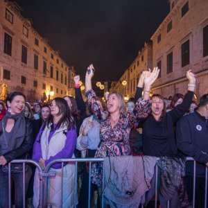 Pogledajte atmosferu na koncertu Prljavog kazališta na Stradunu