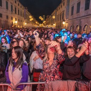 Pogledajte atmosferu na koncertu Prljavog kazališta na Stradunu