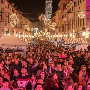 Pogledajte atmosferu na koncertu Prljavog kazališta na Stradunu