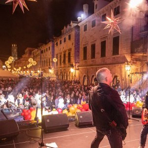 Pogledajte atmosferu na koncertu Prljavog kazališta na Stradunu