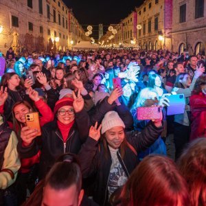 Pogledajte atmosferu na koncertu Prljavog kazališta na Stradunu