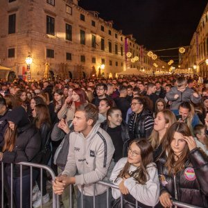 Pogledajte atmosferu na koncertu Prljavog kazališta na Stradunu