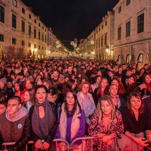 Pogledajte atmosferu na koncertu Prljavog kazališta na Stradunu