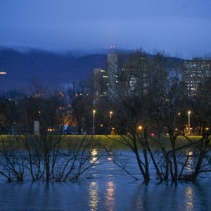Zagreb: Izlila se rijeka Sava iz korita