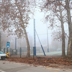 Izgubio kontrolu nad automobilom i zabio se u ogradu