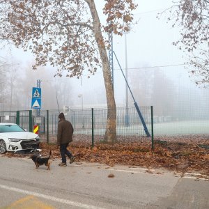 Izgubio kontrolu nad automobilom i zabio se u ogradu