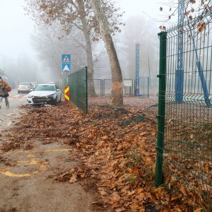 Izgubio kontrolu nad automobilom i zabio se u ogradu