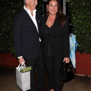 Pierce Brosnan i Keely Shaye Smith