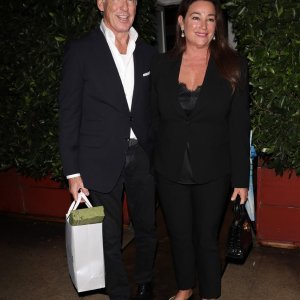 Pierce Brosnan i Keely Shaye Smith