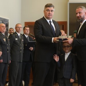 Zoran Milanović dijeli odlikovanja