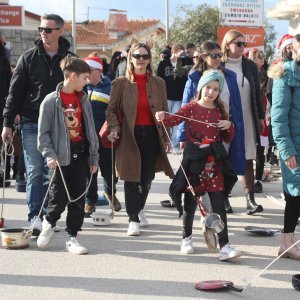 Primoštenci ispratili godinu tradicionalnim potezanjem starog lima