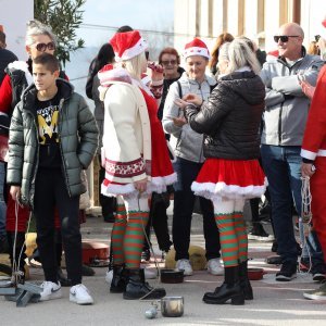 Primoštenci ispratili godinu tradicionalnim potezanjem starog lima