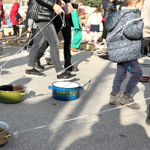 Primoštenci ispratili godinu tradicionalnim potezanjem starog lima