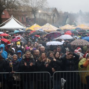 U Fužinama već tradicionalno organiziran najveći ispraćaj Stare i doček Nove godine u podne