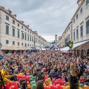 Novu 2024. u podne su na Stradunu dočekali i najmlađi Dubrovčani