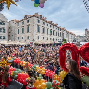 Novu 2024. u podne su na Stradunu dočekali i najmlađi Dubrovčani