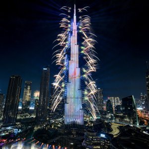 Vatromet obasjava nebo kraj znamenitog nebodera Burj Khalifa, najviše zgrade na svijetu, u Dubaiju u ponoć na novogodišnju noć 1. siječnja 2024.