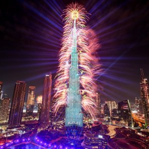 Vatromet obasjava nebo kraj znamenitog nebodera Burj Khalifa, najviše zgrade na svijetu, u Dubaiju u ponoć na novogodišnju noć 1. siječnja 2024.