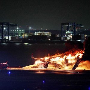 Zapaljeni avion u zračnoj luci u Tokiju