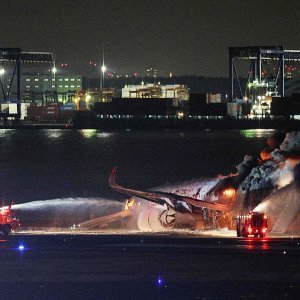 Zapaljeni avion u zračnoj luci u Tokiju