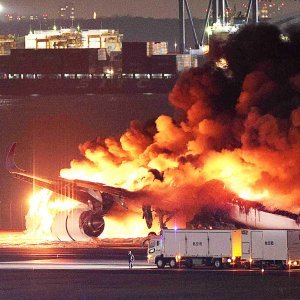 Zapaljeni avion u zračnoj luci u Tokiju