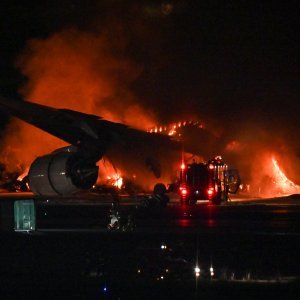 Zapaljeni avion u zračnoj luci u Tokiju