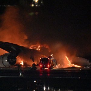 Zapaljeni avion u zračnoj luci u Tokiju