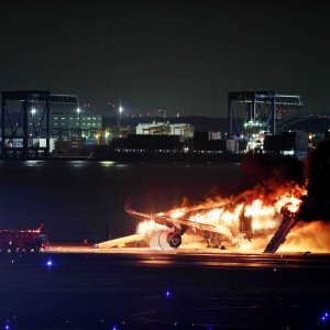 Zapaljeni avion u zračnoj luci u Tokiju